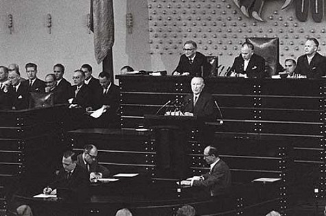 Bundeskanzler Konrad Adenauer sagte in seiner Rede, mit dem Mauerbau habe das Ulbricht-Regime "gegenüber der gesamten Welt eine klare und unmissverständliche politische Bankrotterklärung einer 16-jährigen Gewaltherrschaft abgegeben".