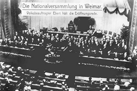 Der Volksbeauftragte Friedrich Ebert hält die Eröffnungsrede der Verfassunggebenden Deutschen Nationalversammlung in Weimar.