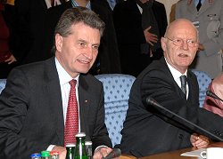 Die Vorsitzenden der Föderalismuskommission Günther Oettinger (links) und Peter Struck
