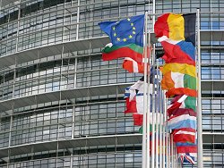 Das EU-Parlament in Straßburg, Fahnen der Mitgliedsländer.