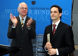 Bundestagspräsident Lammert (links) applaudiert Dr. Nino Galetti, Klick vergrößert Bild