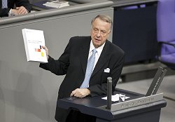 Kulturstaatsminister Bernd Neumann (CDU) mit Medien- und Kommunikationsbericht 2008, Klick vergrößert Bild