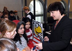 Ekin Deligöz verteilt Informationen über den Deutschen Bundestag an Kinder, Klick vergrößert Bild