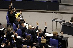 Abgeordnete stimmen per Handzeichen ab, Klick vergrößert Bild
