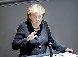 Bundeskanzlerin Angela Merkel spricht im Plenum.