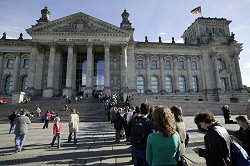 Reichstagsgebäude von außen (Westportal) mit Besucherschlange
