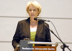 Bundestagsvizepräsidentin Dr. h. c. Susanne Kastner spricht vor den Stipendiaten.