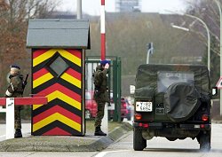 Ein Fahrzeug der Bundeswehr verläßt die St. Barbara Kaserne im westfälischen Dülmen.