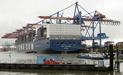 Das größte Containerschiff unter deutscher Flagge, die MS CMA CGM VELA, liegt während ihrer Jungfernfahrt in Hamburg am Burchardkai an.