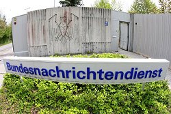 Eingang zum Gelände des Bundesnachrichtendienstes (BND) in Pullach, Klick vergrößert Bild