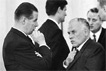 Gerhard Schröder, Gegenkandidat des späteren Bundespräsidenten Gustav Heinemann, bei der Bundesversammlung 1969 mit Eugen Gerstenmaier (rechts).