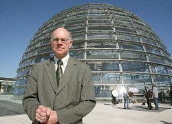 Bundestagspräsident Norbert Lammert vor Reichstagskuppel, Klick vergrößert Bild