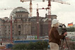 Im Sommer 1998 waren die Arbeiten bereits weit fortgeschritten: Die erste Sitzung des Bundestages im umgebauten Reichstagsgebäude sollte am 19. April 1999 stattfinden und einen Tag später das Haus erstmals für die Öffentlichkeit zugänglich sein.