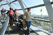 Die Reichstagskuppel hat sich zu einem der wichtigsten Besuchermagneten Berlins entwickelt. Mehr als drei Millionen Bundesbürger und Gäste aus aller Welt besuchen jährlich das Parlamentsgebäude.
