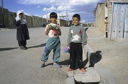 Zwei kurdische Jungen stehen in einer Straße im Iran.