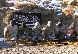 Handout des Intelcenter zeigt einen Screenshot mit mehreren Vermummten aus dem neuen Video der Islamischen Dschihad-Union.