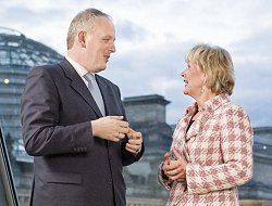 Ulrich Kelber, SPD (links) und Gudrun Kopp, FDP auf der Dachterasse der Bundestages.
