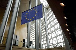 Sitzungsgebäude des Europäischen Parlaments in Straßburg mit der Europafahne.