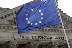 Die EU-Fahne weht vor dem Reichstagsgebäude in Berlin.