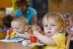 In der Kindertagesstätte "Matroschka" in Frankfurt (Oder) essen die Kleinsten der Einrichtung Joghurt.