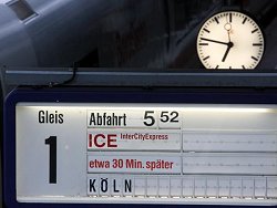 Eine Tafel weist auf dem Hauptbahnhof in Freiburg auf die verspätete Abfahrt eines bestreikten ICE-Zuges hin.