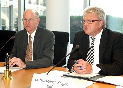 Bundestagspräsident Prof. Dr. Norbert Lammert und Dr. Hans-Ulrich Krüger während der Sitzung.