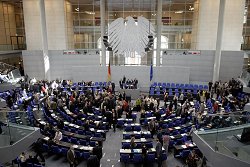 Blick in den voll besetzten Plenarsaal während einer namentlichen Abstimmung.
