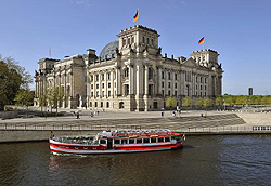 Reichstagsgebäude im Frühling, Klick vergrößert Bild
