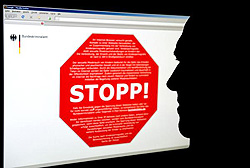 STOPP-Schild auf gesperrter Intenetseite, Klick vergrößert Bild