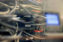 Kabel an Server, Klick vergrößert Bild