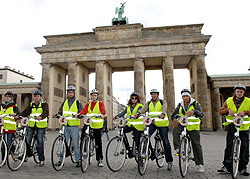 Fahrradtourteilnehmer vor Brandenburger Tor, Klick vergrößert Bild