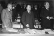 Der Parlamentarische Rat in Bonn am 8. Mai 1949. Vorne von links Max Reimann (KPD), Walter Menzel (SPD) und Carlo Schmid (SPD).