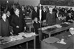 Der Parlamentarische Rat in Bonn am 8. Mai 1949. Vorne von links Walter Menzel, Carlo Schmid, Paul Löbe (alle SPD) und Theodor Heuss (FDP).