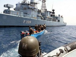 Das Piratenboot am 03.03.2009 im Golf von Aden kurz vor der Festnahme durch die Fregatte "Rheinland-Pfalz". Bei einem spektakulären Einsatz vor der Küste Somalias hat die deutsche Marine erstmals Piraten festgesetzt.