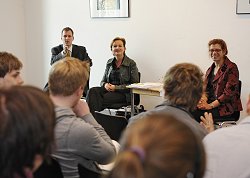 Dr. Eva Högl, SPD (links) und Dorothée Menzner, DIE LINKE. im Gespräch mit den Teilnehmern.