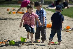 Kinder spielen am Sandstrand im Ufergarten am Schweriner See.
