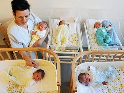 Die Stationsleitende Hebamme umsorgt in der Universitätsfrauenklinik in Leipzig fünf Babys vor einer Abschlußuntersuchung.