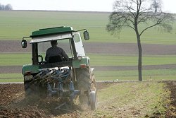 Ein Landwirt pflügt mit seinem Traktor ein Feld bei Mandern (Kreis Waldeck-Frankenberg).