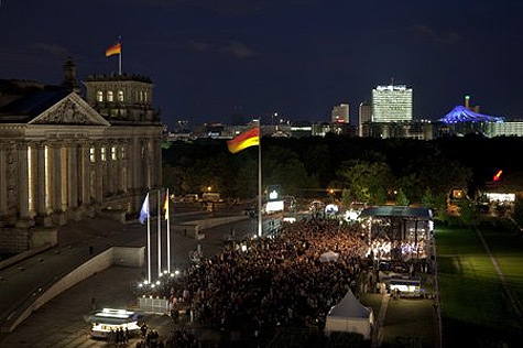 Blick von oben auf das beleuchtete Reichstagsgebäude