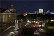 Blick von oben auf das beleuchtete Reichstagsgebäude