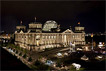 Blick von oben auf das illuminierte Reichstagsgebäude.