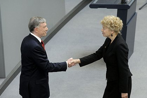 Gesine Schwan gratuliert dem Bundespräsidenten Horst Köhler.