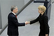 Gesine Schwan gratuliert dem Bundespräsidenten Horst Köhler.