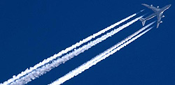 Flugzeug am Himmel, Klick vergrößert Bild