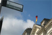 Ein Schild vor dem Reichstagsgebäude zeigt den Berliner Mauerweg an.