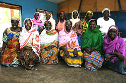 Afrikanerinnen einer Butterproduktion, Klick vergrößert Bild