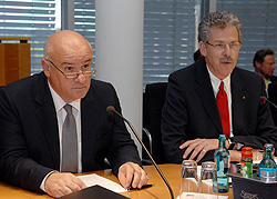 Joe Borg und stellvertretener Vorsitzender Manfred Helmut Zöllmer (SPD ), Klick vergrößert Bild