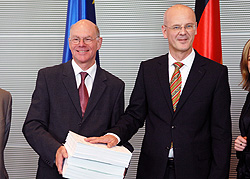 Bundestagspräsident Prof. Dr. Norbert Lammert und Siegfried Kauder, Klick vergrößert Bild