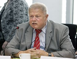 Dr. Klaus W. Lippold (CDU/CSU) in der Sitzung des Verkehrsausschusses.