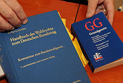 Buch zum Wahlrecht und Grundgesetz, Klick vergrößert Bild